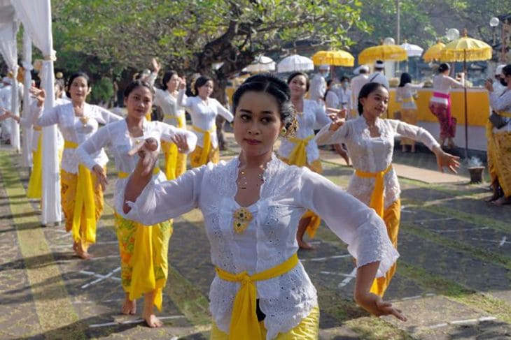 pertunjukan-tari-hari-raya-saraswati