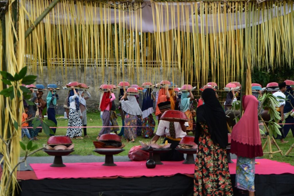 Ngejot bali